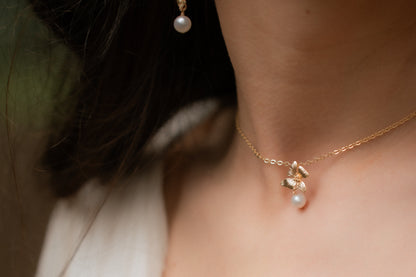 collier de mariée fleur dorée et perle d'eau douce