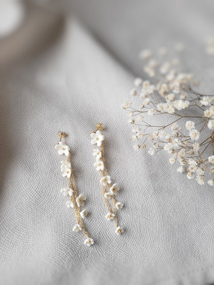 grandes boucles d'oreilles pendantes cascade de fleurs blanches