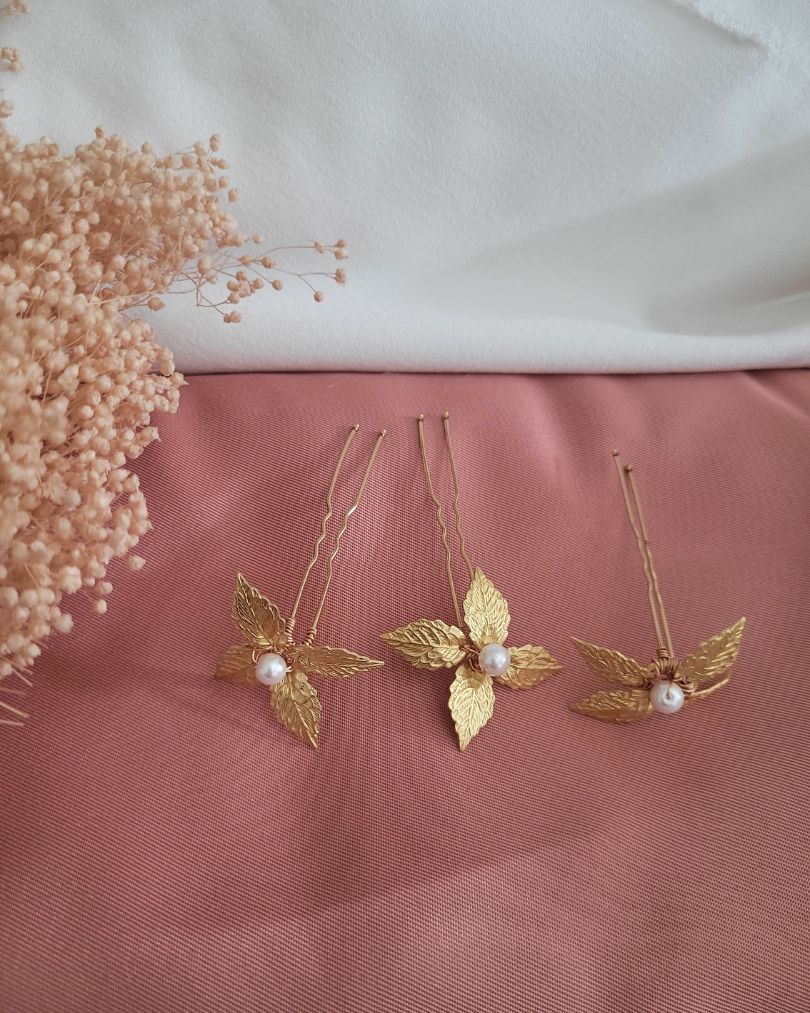 épingles à cheveux fleur dorée et perle nacrée