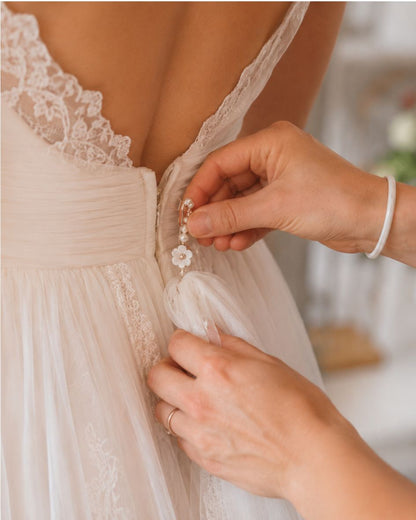 Attache-traîne de mariée dorée avec fleur en nacre et perles - AMELIA