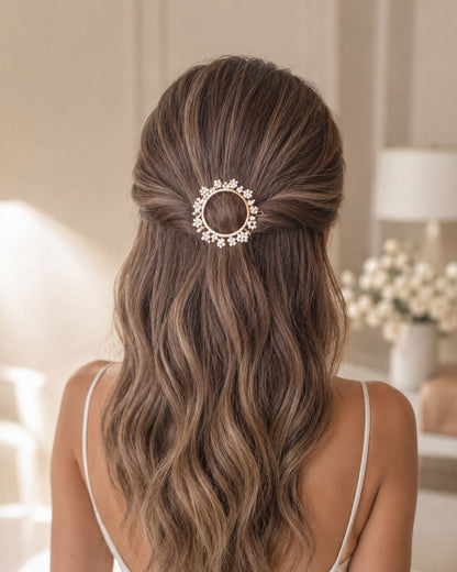 mariée avec cheveux semi-attachées et barrette ronde perlée