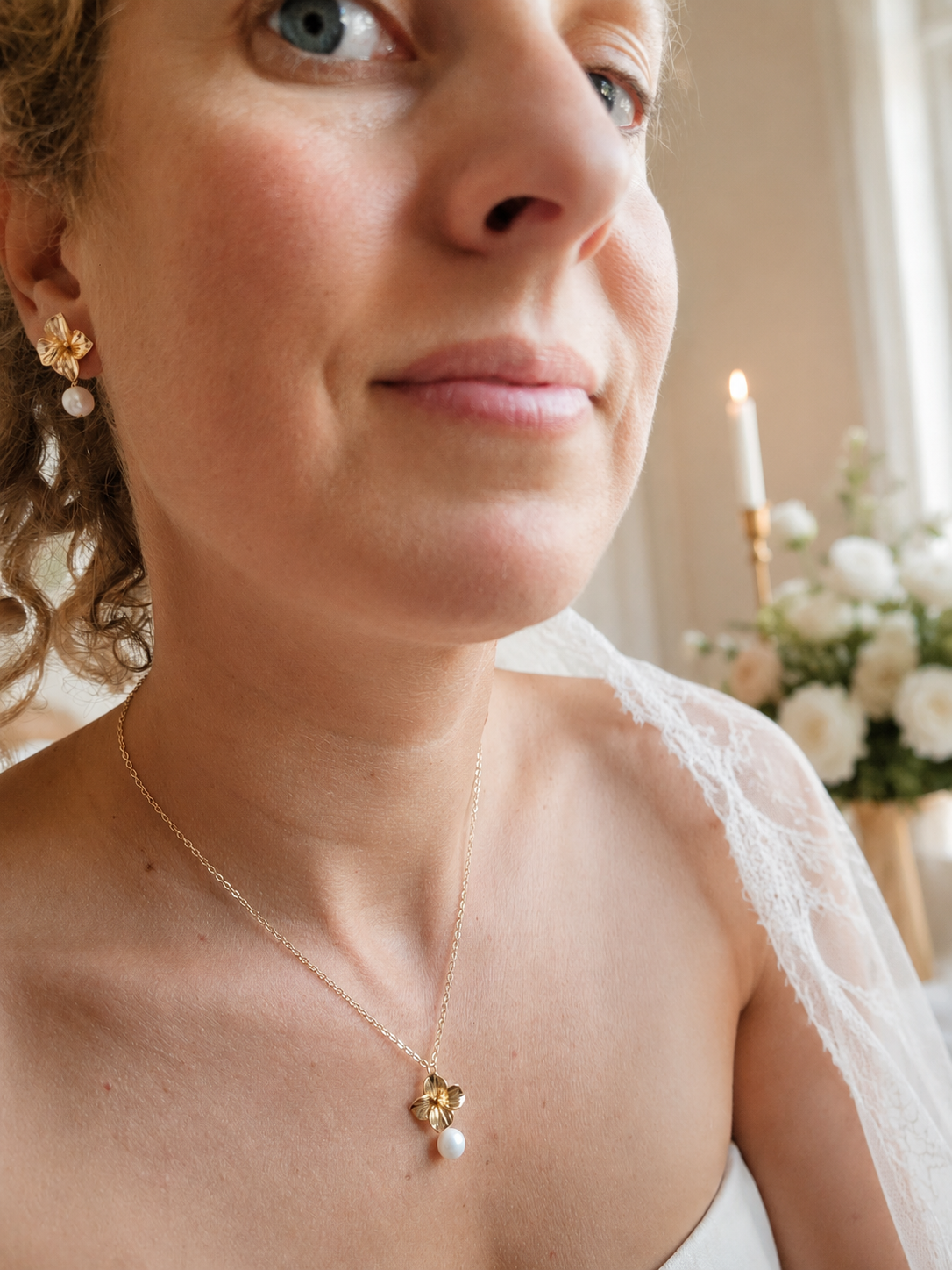 parure bijoux mariée chic fleur dorée et perles de culture