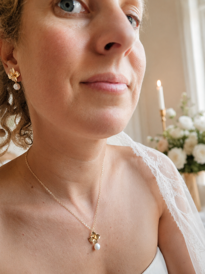 parure bijoux mariée chic fleur dorée et perles de culture