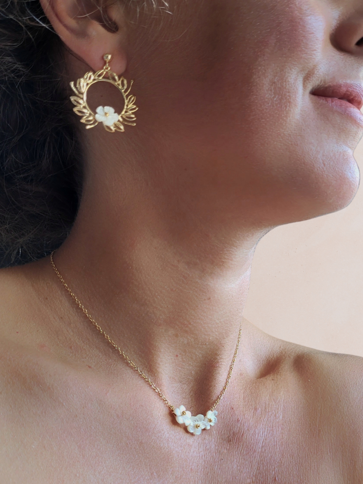 parure bijoux dorés et blanc mariée élégante