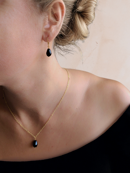 parure bijoux élégante et chic dorées et noires