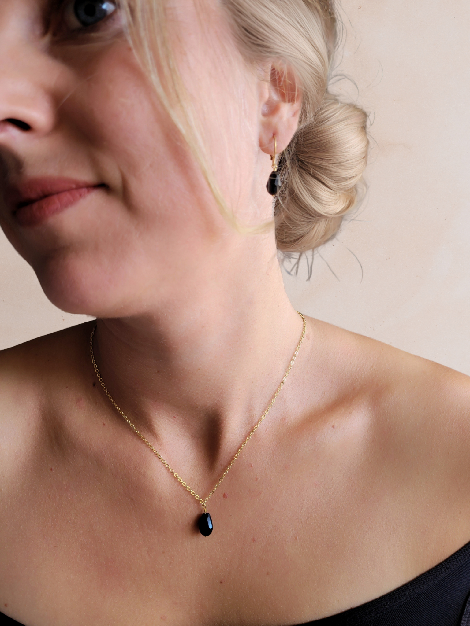 parure ensemble de bijoux assortis or et perles noires, bijoux pour fête de fin d'année ou cadeau