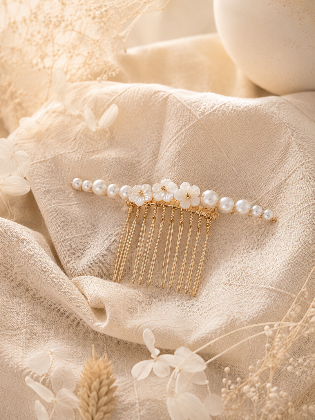 peigne de mariée minimaliste avec fleur et perles nacrées