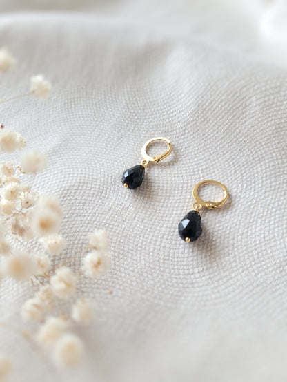 Petites boucles d'oreilles ena cier inoxydable avec perles noire facettée pendante