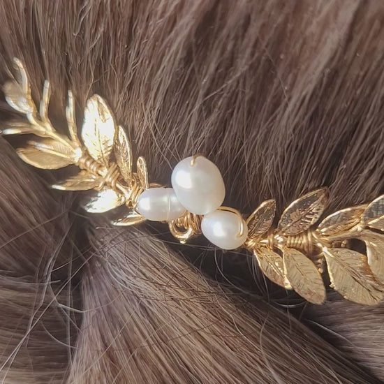 idée coiffure mariée chignon bas avec tresses et peigne doré