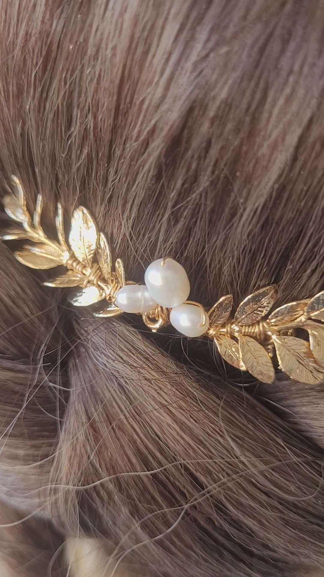 idée coiffure mariée chignon bas avec tresses et peigne doré