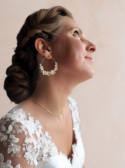 Boucles d’oreilles créoles dorées – Fleurs en porcelaine - MARIA
