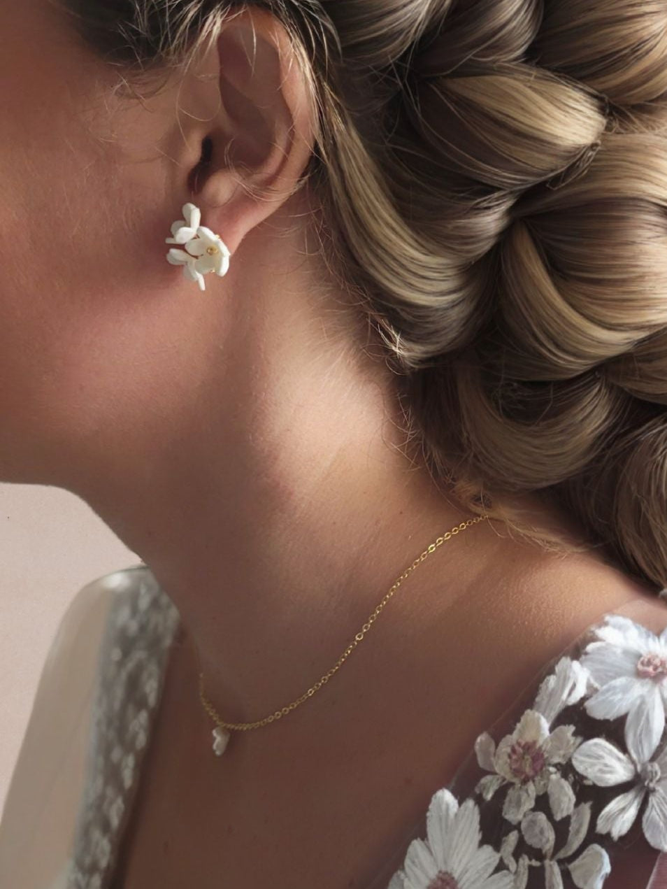 clou d'oreilles fleurs blanches mariée bohème chic
