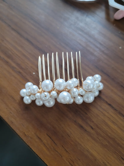 peigne doré avec perles nacrée tissées